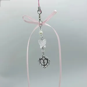 Rosa Schleife Handy Anhänger mit Perle, Schmetterling und silbernem Herz-Kreuz-Detail