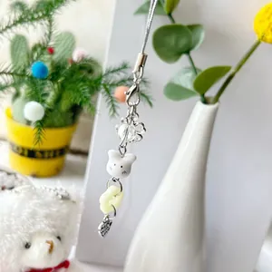 Bijou de téléphone perlé fait main avec petit lapin blanc et breloque en cœur