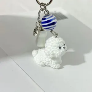Porte-clés chien en peluche blanche avec perles et breloque en forme d'os mignon