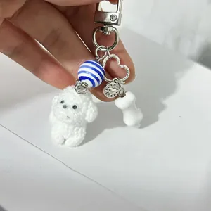 Porte-clés chiot en peluche avec perles bleues et pendentif cœur pour décorer un sac