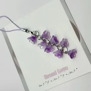 Ciondolo per telefono mughetto viola con fiori in resina e chiusura a moschettone in metallo