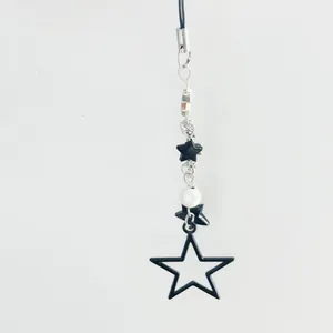 Ciondolo per cellulare con stelle nere, perla bianca e pendente a stella traforato