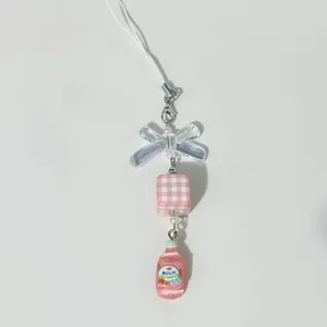 Perlen Handy-Anhänger mit Saftflasche, Acryl-Schleife und kariertem Würfel