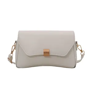 Sac bandoulière minimaliste ivoire avec boucle dorée et base en forme de croissant