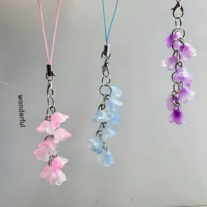 Set di ciondoli per telefono a mughetto in resina rosa, blu e viola con catena in metallo