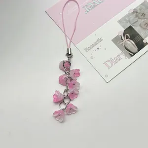 Ciondolo per telefono mughetto con fiori rosa opachi e catena in metallo argento