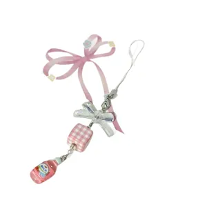 Handgefertigter Perlen-Saftflaschen-Schlüsselanhänger mit rosa Schleife und Webband