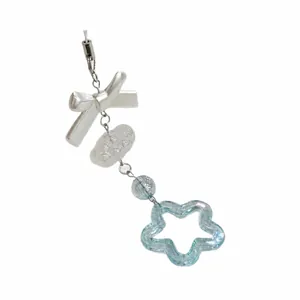 Bijou de portable fait main avec nœud blanc, perles nuages et pendentif étoile bleue