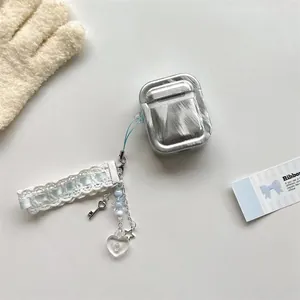 Étui AirPods argent brossé avec ruban de dentelle bleue et pendentif perle en forme de cœur
