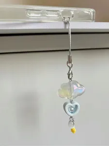 Dettaglio macro del ciondolo nuvola cangiante e perla a cuore su chiusura a scatto