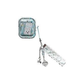 Coque AirPods argentée avec motif de chien et breloque en dentelle et ruban bleu
