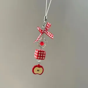 Detailansicht Roter Apfel Anhänger mit karierter Schleife und Perlen für Taschen