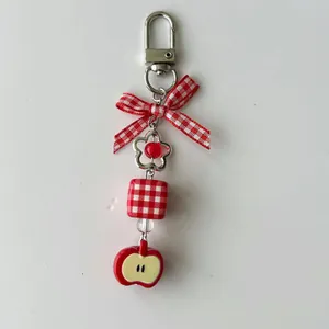 Roter Apfel Schlüsselanhänger mit karierter Schleife und floralen Taschenanhängern
