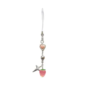 Handyanhänger mit rosa Herz, Erdbeere und silbernem Stern auf weißem Hintergrund