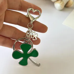 Portachiavi quadrifoglio verde con apribottiglie e moschettone in metallo a forma di cuore