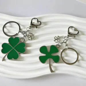 Portachiavi portafortuna a quadrifoglio con smalto verde e chiusura a cuore argento