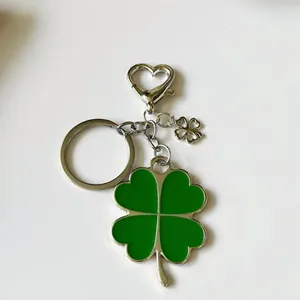 Portachiavi portafortuna a quattro foglie con smalto verde e chiusura a cuore