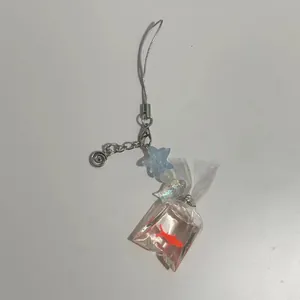 Ciondolo telefono sacchetto di pesce carino con perla a stella e pesce rosso in liquido