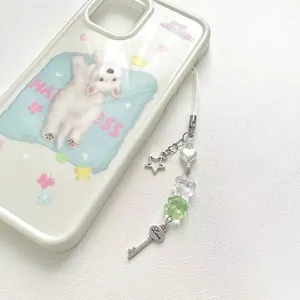 Custodia per telefono con cucciolo e ciondolo a quadrifoglio con perline e portachiavi