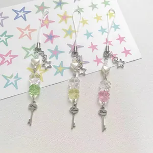 Cordino per cellulare fatto a mano con trifoglio e ciondolo chiave Love multicolore