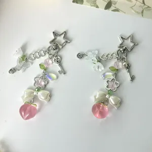 Charmants pendentifs de sac avec pêches roses nœuds blancs et anneaux en forme d'étoile