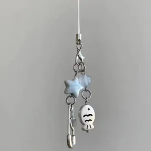 Bijou de téléphone fait main avec pendentif poisson blanc et étoiles bleues sur chaîne