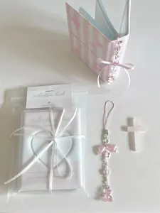 Détail de l'album de collection rose avec découpe coeur et pendentif ours
