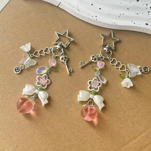 Pendentif de téléphone pêche rose doux avec fermoir étoile et nœud sur papier kraft
