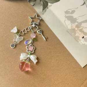 Charm de téléphone perlé fait main avec étoiles, cœurs et pendentif de pêche
