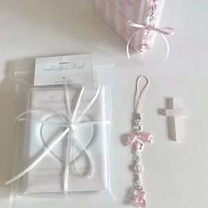 Mini classeur photo rose avec découpe en cœur et breloque noeud perlé en emballage