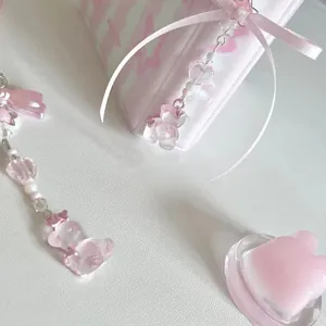 Lot de breloques en perles d'ours rose et cœur avec petit contenant de baume assorti