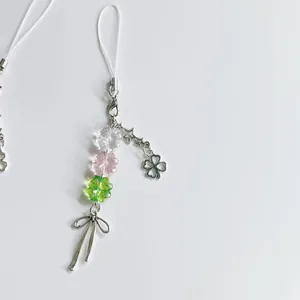 Porte-clés trèfle mignon avec perles colorées, nœud en métal et breloques étoiles