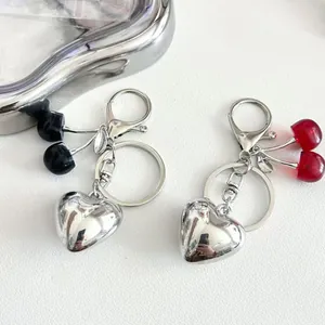 Portachiavi creativo con ciliegia e cuore e ciondoli in metallo per borse da donna