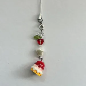 Bijou de téléphone en perles gâteau fraise avec étoiles et cœurs pour sacs