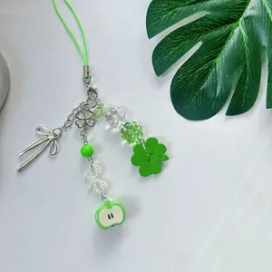 Ciondolo per telefono quadrifoglio verde con fiocco argento, mela e perle bianche