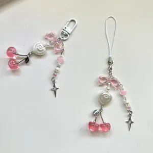 Rosa Kirsch-Perlenanhänger für Handys mit Herzrelief und silbernen Sternanhängern