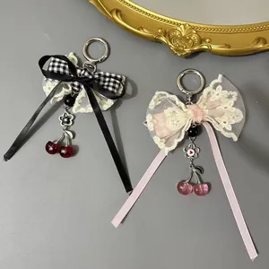 Porte-Clés Doux Nœud à Carreaux Cerise pour Femmes Filles Dentelle Ruban Tissu Alliage de Zinc Bijou de Sac Pendentif Fait Main