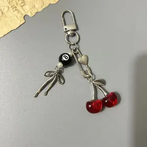 Ciondolo per telefono ciliegia e medusa con perla da biliardo e fiocco in argento