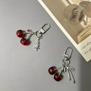 Vintage rote Kirsch Anhänger Schlüsselanhänger mit silbernen Schleifen und Sternanhängern