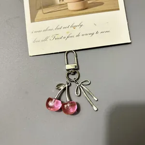 Rosa Kirsch-Schlüsselanhänger aus Harz mit silberner Schleife und D-Ring Verschluss
