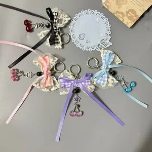 Doux Noeud en Dentelle Cerise Bijou de Sac Porte-clés pour Femmes Filles Ruban Vichy Noeud en Satin Résine Fruit Pendentif Accessoires de Sac Décoratifs