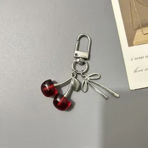 Detailansicht der roten Harzkirschen mit silberner Schleife und Metall-Schlüsselring