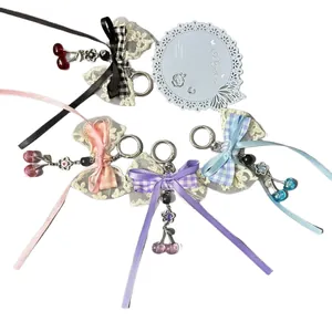 Charmants pendentifs cerise avec nœud en dentelle en rose, noir, bleu et violet