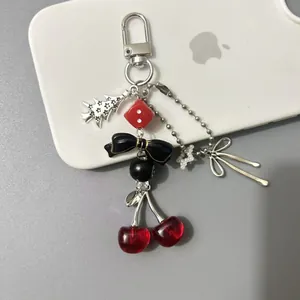 Porte-clés perlé punk tendance avec charms cerise rouge, nœud et étoile sur chaîne argent