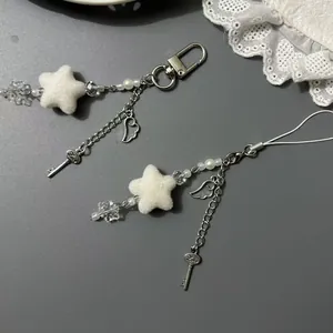 Détail de charmes faits main avec étoile en peluche, perles et pendentif clé vintage Love