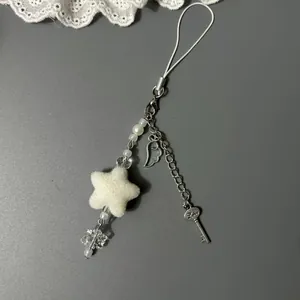 Dragonne de téléphone perlée avec étoile en peluche blanche et pendentif clé Love