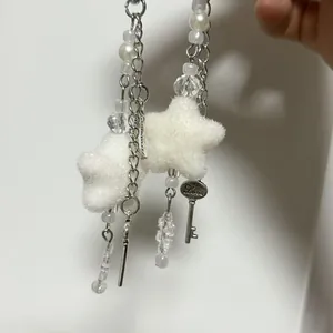 Dragonne de téléphone hivernale avec étoiles en peluche et pendentif clé Love