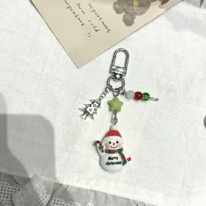 Porte-clés bonhomme de neige de Noël avec breloque sapin argenté et perles colorées