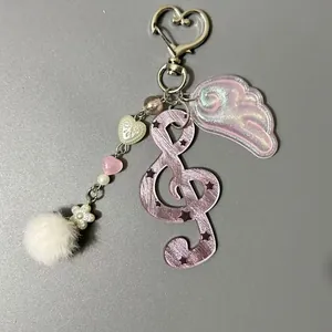 Porte-clés clé de sol rose mignon avec pompon en peluche et motifs d'étoiles
