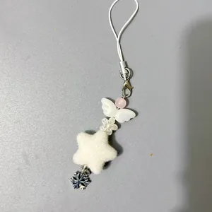 Detalle del llavero con cuentas, estrella de felpa blanca y colgante de copo de nieve